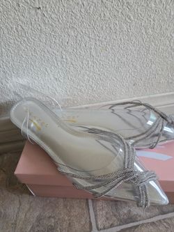 Sandalias nuevas Size 7 para pies delgados
