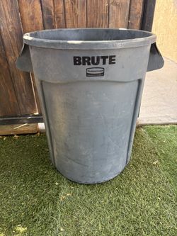 BRUTE 44 Gallon Plastic Trash