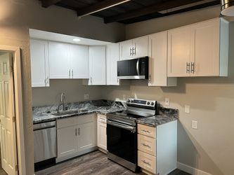 Quarts  Counter Tops / Backsplash And Cabinets 