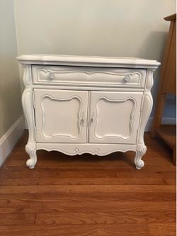 Bedroom furniture for girl's room