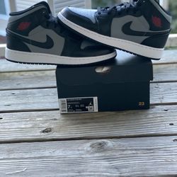 BRAND NEW JORDAN 1 MID “SHADOW RED” FOR SALE!!! GS SIZE 7   $145
