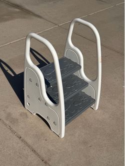 Three Step Plastic Stairs (LxWxH: 18” x 18” x 28”)