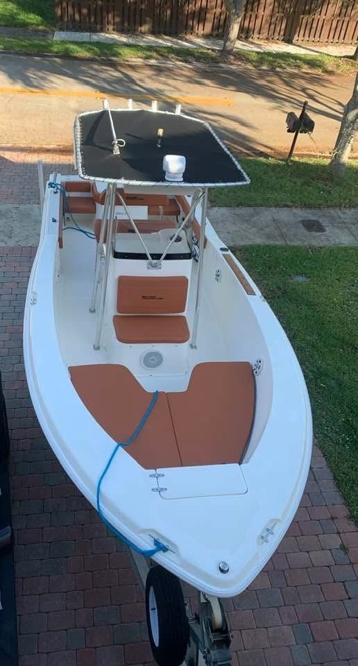 For Sale: 2005 SeaHunt 24ft Boat – Great Condition, Ready for the Water!