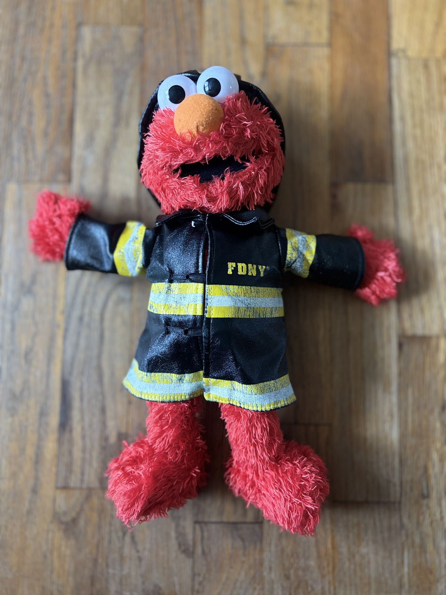 Elmo’s Vintage 2009 15” tall F ire Fighter