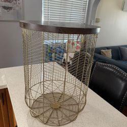 Entry Table / Basket 