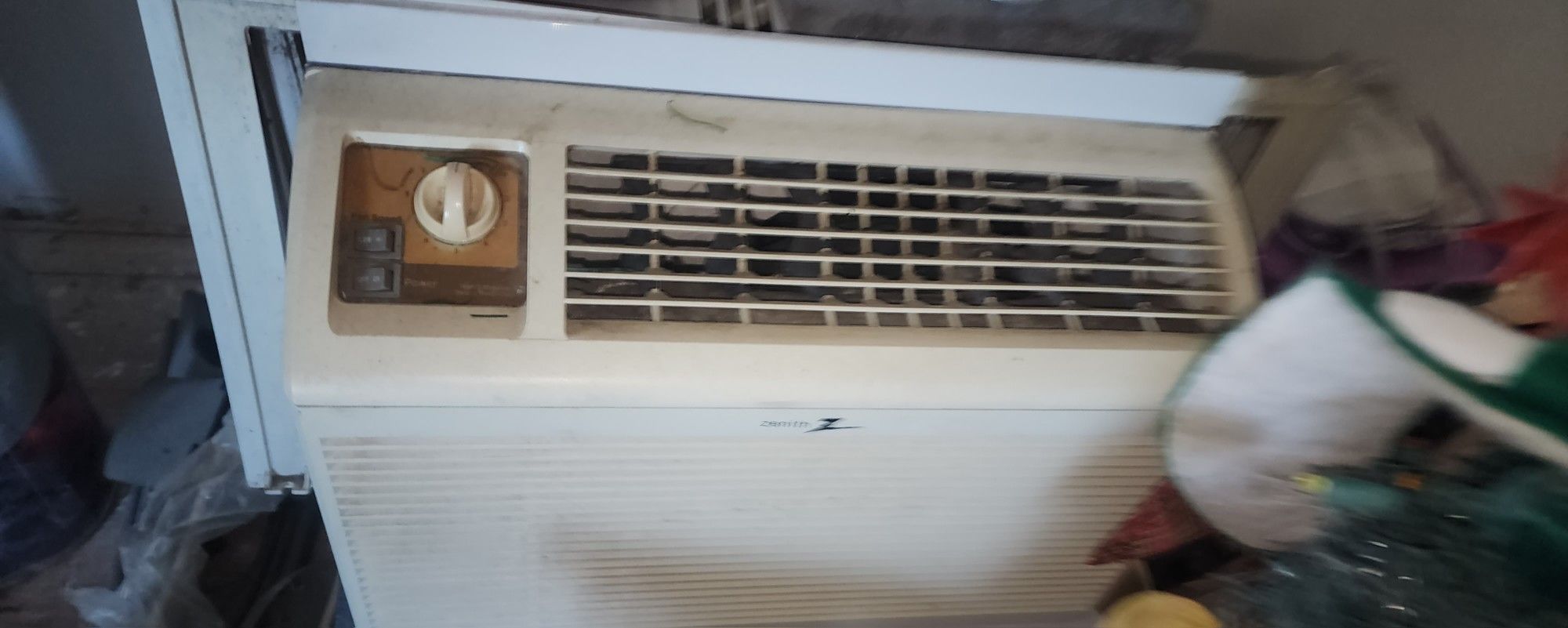 5K BTU WINDOW AC BLOWS COLD