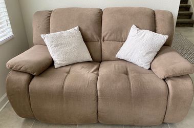 Dual reclining loveseat couch