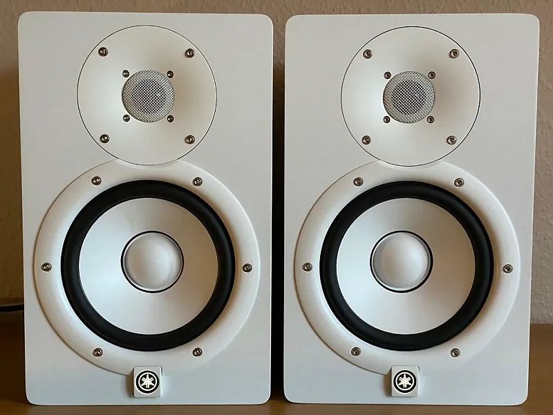 YAMAHA HS7 STUDIO MONITORS (WHITE)