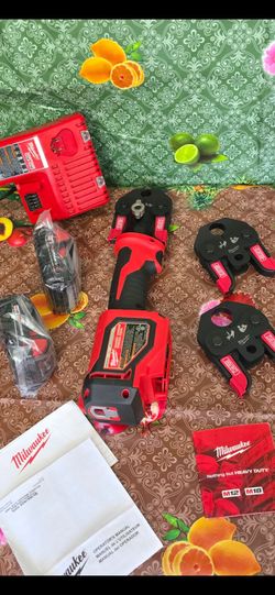 Milwaukee
M18 18V Lithium-Ion Cordless Short Throw PEX Press Tool Kit with 3 PEX Crimp Jaws (2) 2.0 Ah Batteries and Charger