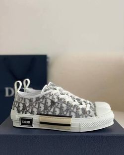B23 League Low-Top Sneaker