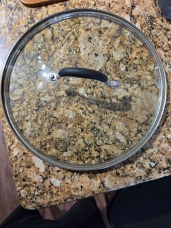 12" cuisinart saucepan glass lid onky with plastic handle, pickup East side, Cash Only.
Tapa para sarten o cacerola Cuisinart de 12 pulgadas, de vi