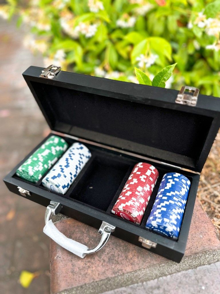100 Poker Chips w/ Case