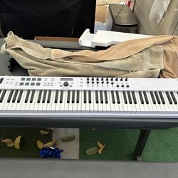 Arturia KeyLab Essential 88 88-Key MIDI Keyboard  with Controller USB Pitch Wheel