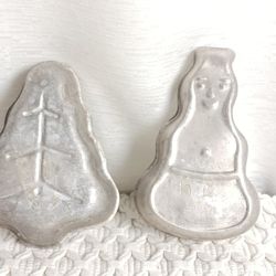 Vintage of 2 Small Metal Aluminum Christmas Cake Pans Tart Cookie UICNYNY Taiwan