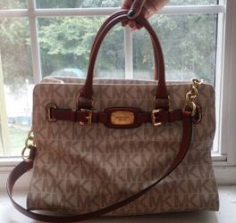 Authentic Michael Kors Hamilton signature bag