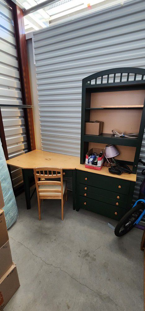 Desk With Hitch And Dresser