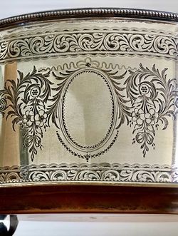 Elegant Elkington & Co. Silver-plated Biscuit Barrel or Box on Footed Pedestal with Hinged Lid