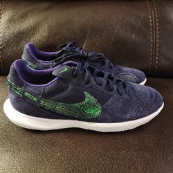 Nike Gato Soccer Style Shoe Men Size 6/6Y