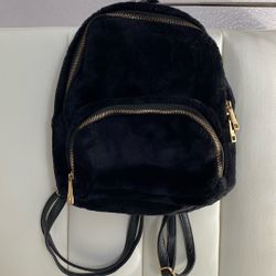 Black Backpack Faux Fur/ Bolsa DePeluche Negra