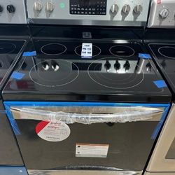 Frigidaire glasstop Stainless steel stove brand new with air fry 