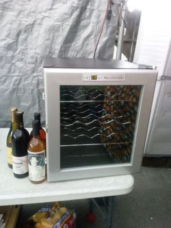 Bottle refrigerator it's working good just handle and the top at corner plastic come off