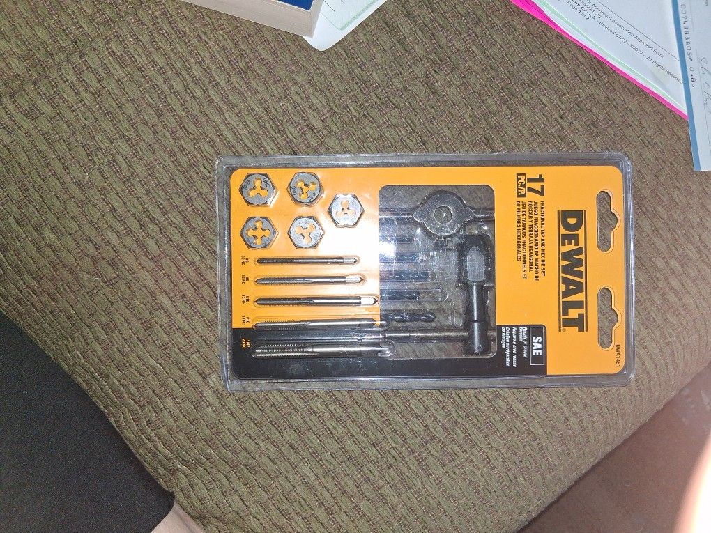 Dewalt 17pc. SAE fractional Tap&Hex Die Set