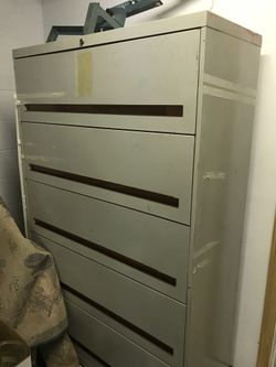 Lateral 4 drawer Filing Cabinet great condition