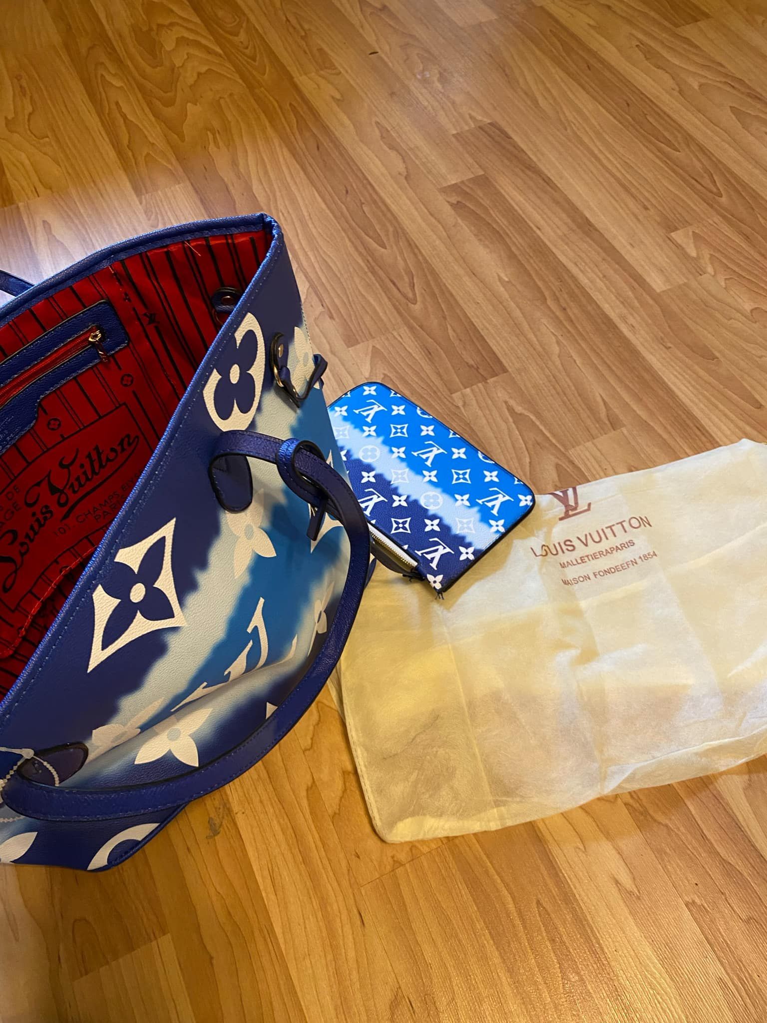 Beautiful Name Brand tote Bag With Wristlet And Bag. Like New South Philly