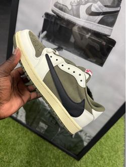 Medium olives Travis Scott 1s