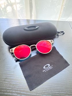 Oakley Deadbolt Sunglasses – Prizm Red Lenses