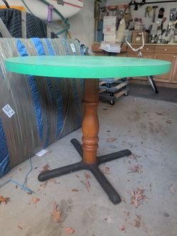 Medium green table