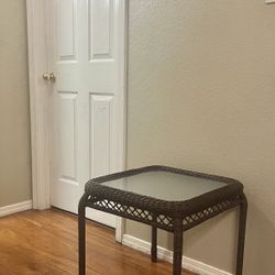 Wicker Side Table with Glass Top – Mesita de Mimbre con Vidrio para Interior o Exterior 
