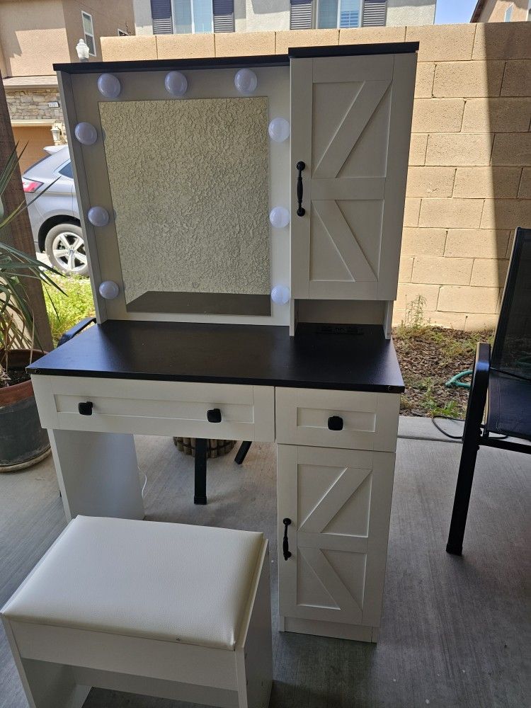 Vanity Makeup Table