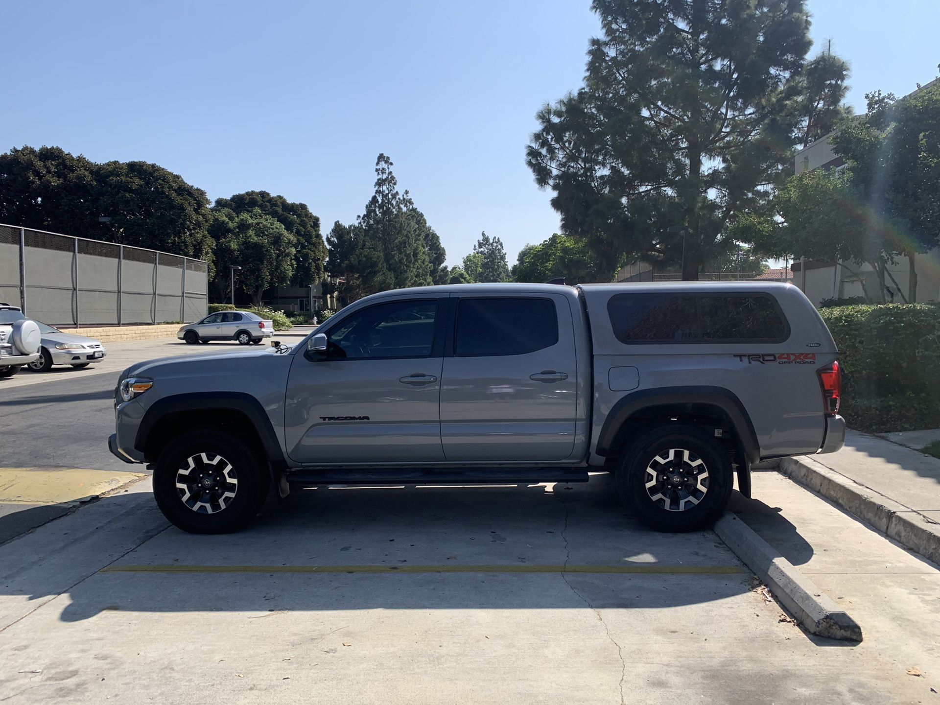 SnugTop Rebel camper shell cement grey for Sale in Santa Ana, CA