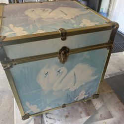 Small Swan Trunk 