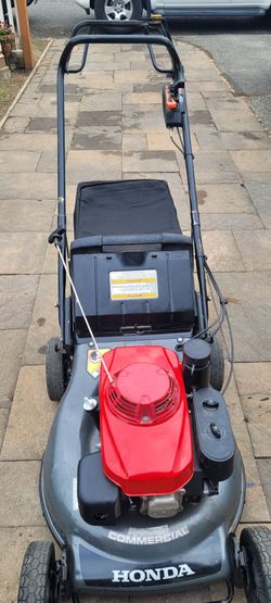 HONDA  HRC216  SEFL  PROPELLED LAWN MOWER.
