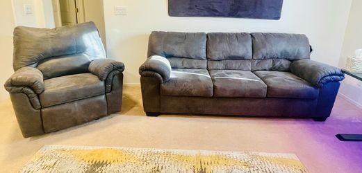 Comfy Gray Couch & Recliner Set – Excellent Condition