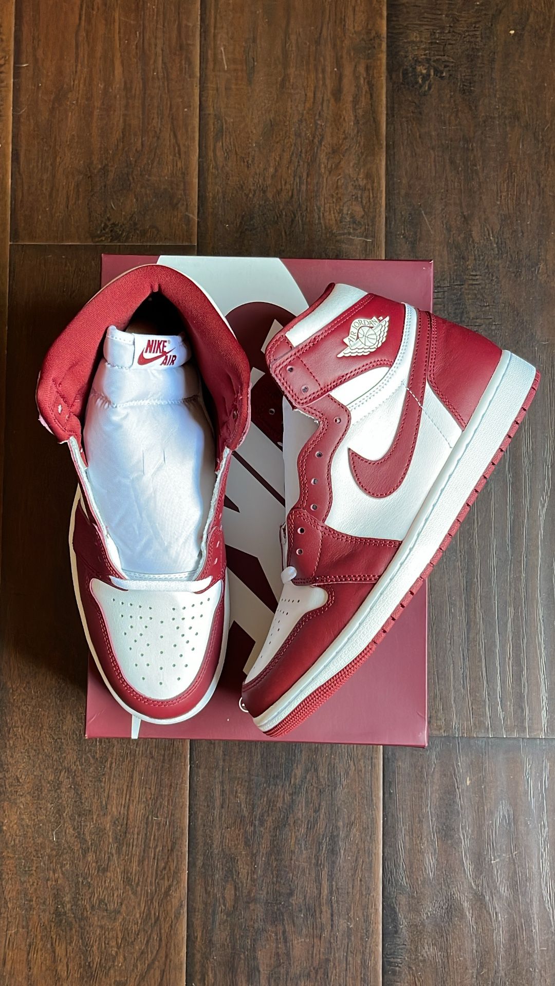 Early Pair DS Nike Air Jordan 1s Retro High OG Artisanal Tea, Red 