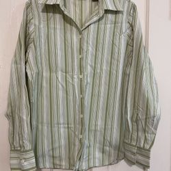 Eddie Bauer women’s wrinkle resistant button down shirt %100 cotton Medium