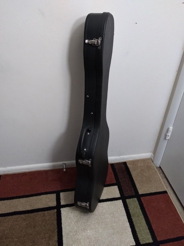 Electric Guitar Case in good excellent condition. $40..