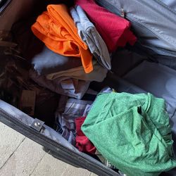 Vendo Este Puño De Ropa Para El Trabajo O Para Salir 40 Camisas6 Pantalones De Mezclilla Y 3 Chores