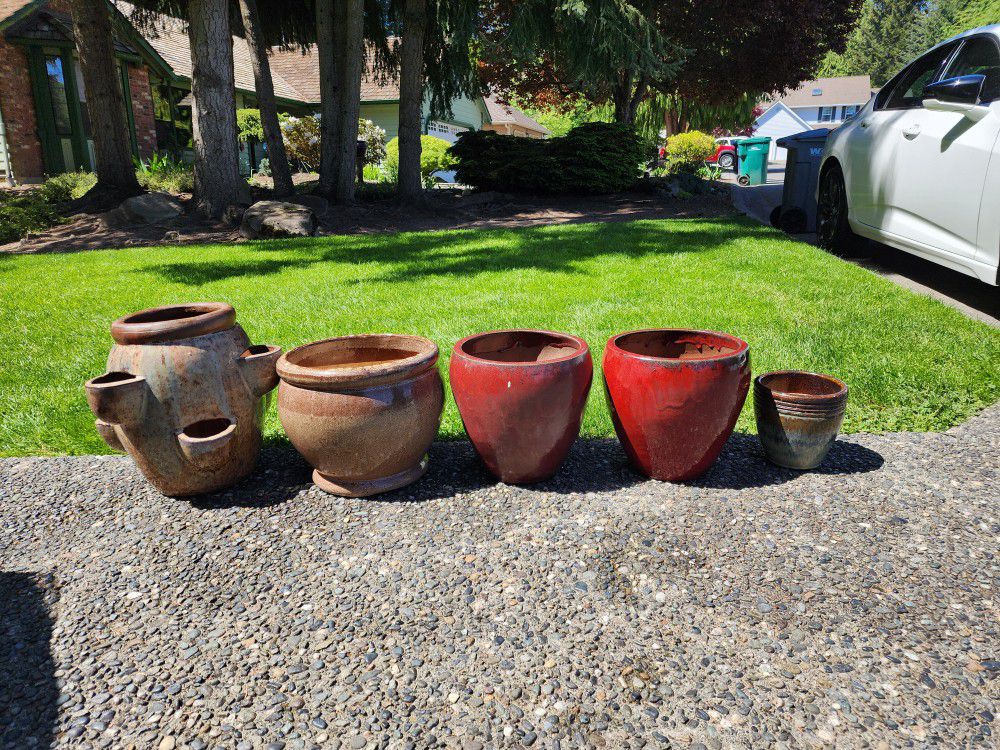 5 Ceramic And 4 Large Plastic Planter Pots