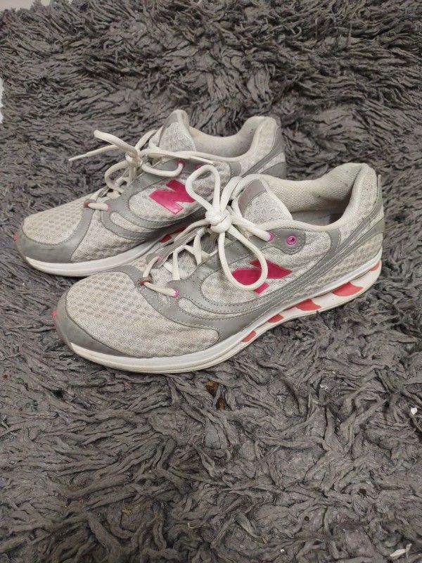 NEW BALANCE TRUE BALANCE WOMEN SIZE 10 SNEAKER