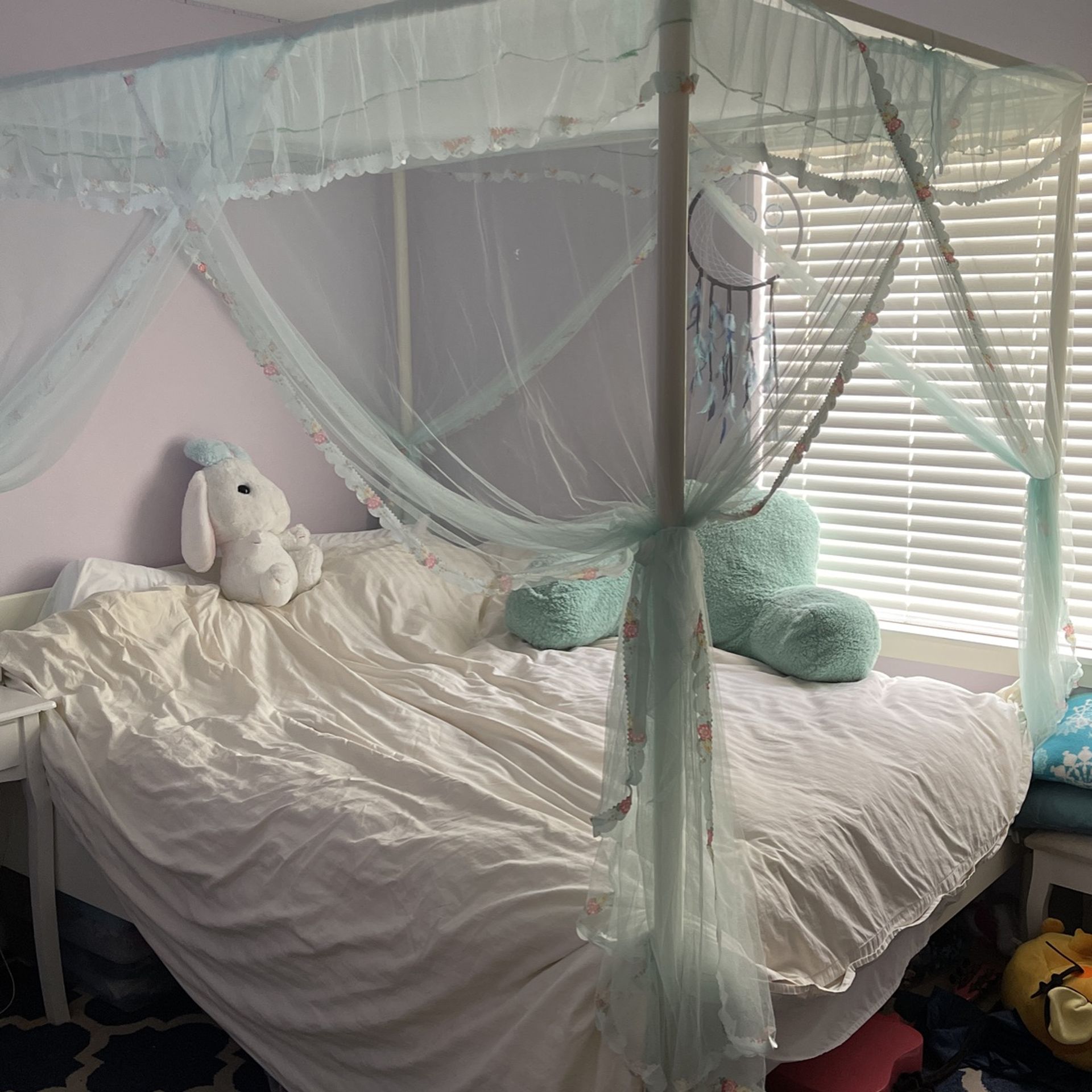 Queen Canopy Bed With Netting