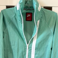 Nike tech aeroshileld Moto cape hoodie jacket green XS lightweight never been worn no tag