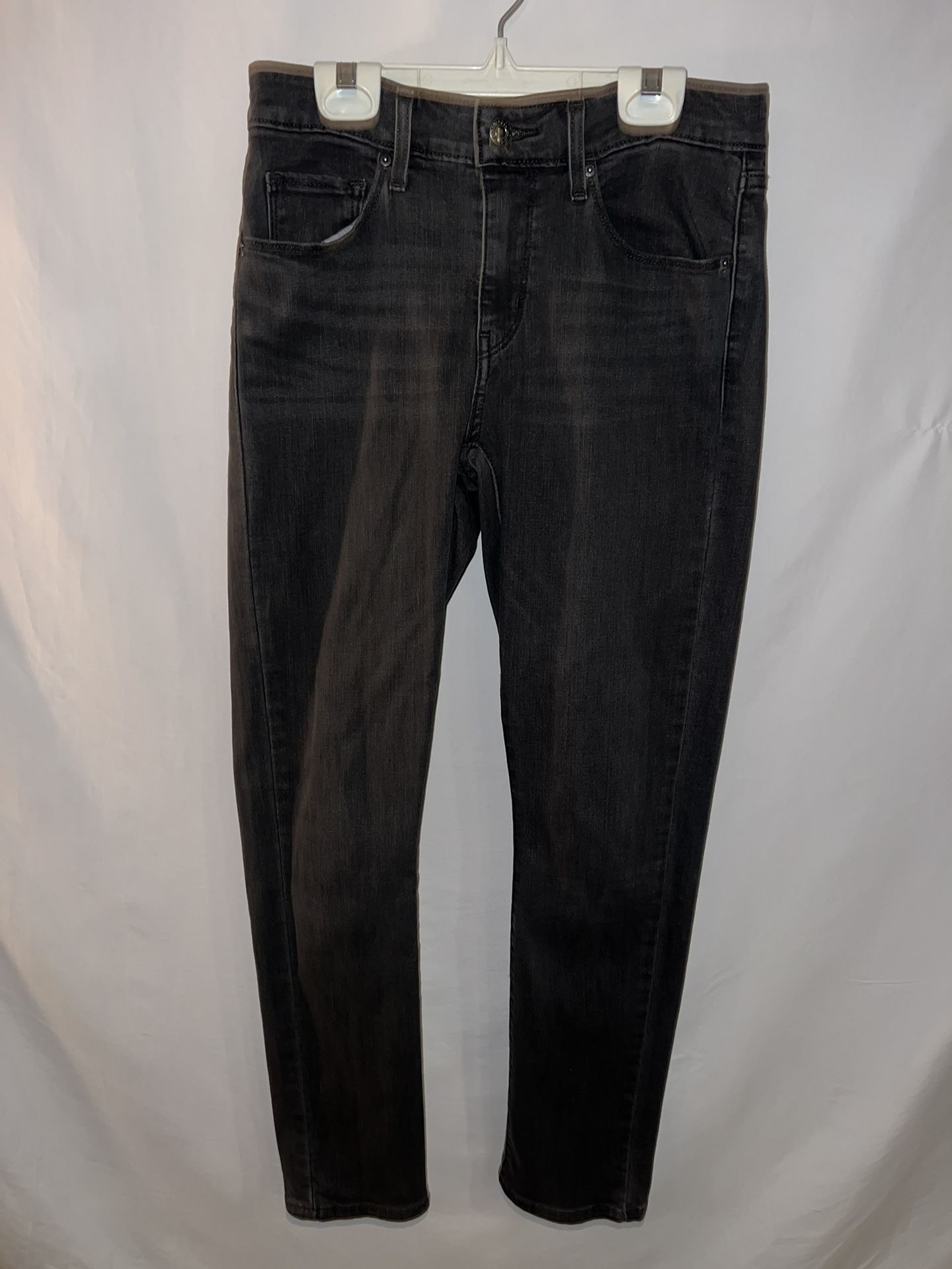 Ladies Levi’s size 6  classic mid rise skinny jeans in dark gray gorgeous color — in great condition.