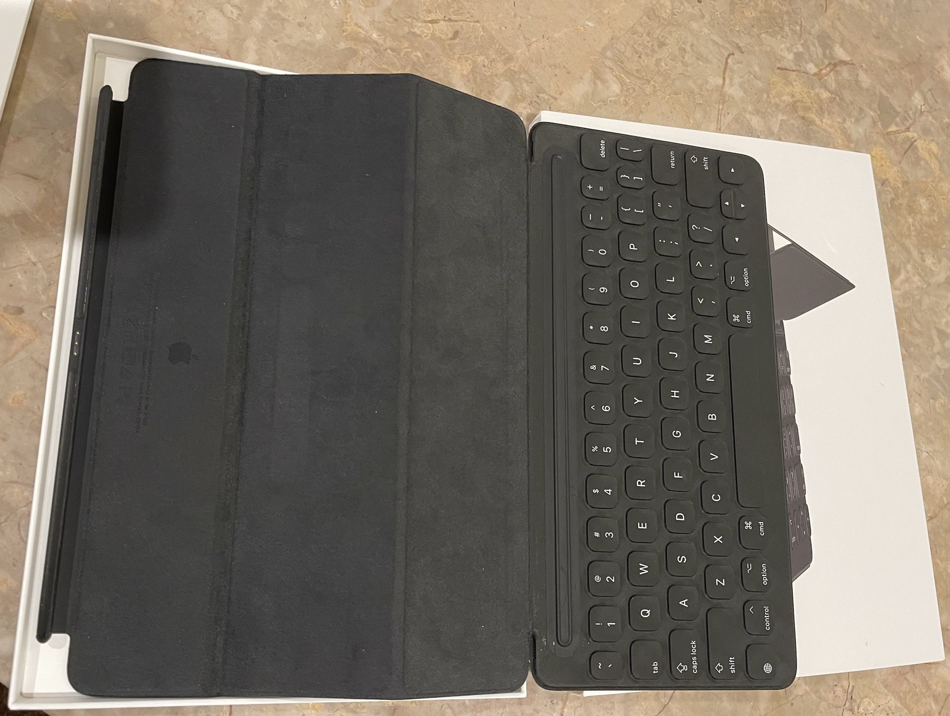 Apple iPad 7th/8th/9th Gen 10.2"/Pro 10.5"/Air 3rd Gen Smart Keyboard - Black