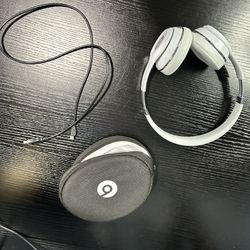 Beats Solo3 Wireless Headphones – Great Condition + Case & Charger