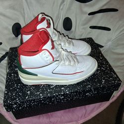 5y Nike Air Jordan 2 Retro "Origins" (or "Italy") sneaker in a white, fire red, and sail color scheme. 