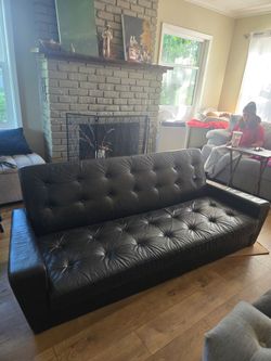 FREE BLACK LEATHER LOVE SEAT